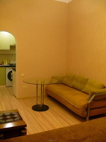 uma sala de estar com um sofá e uma mesa em пер. Ониловой 17 em Odessa