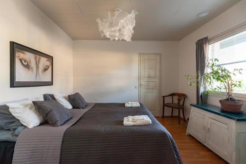 - une chambre avec un lit et 2 serviettes dans l'établissement Terra Ultima, à Rovaniemi