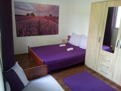une petite chambre avec un lit violet et une fenêtre dans l'établissement B&B Curica Doma, à Šibenik