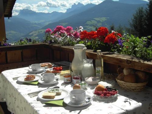 Cảnh núi rừng hoặc tầm nhìn ra núi từ căn hộ