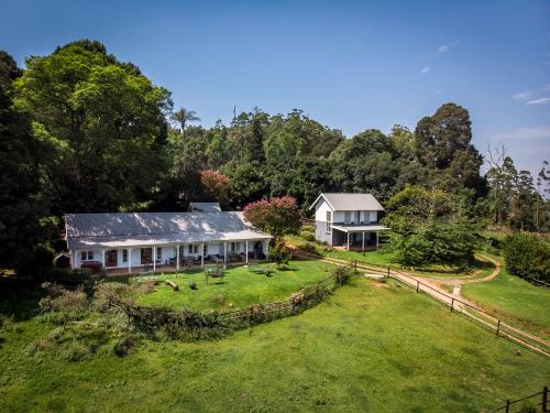 una vista aérea de una casa con patio en The Knoll Historic Guest Farm, en Hilton