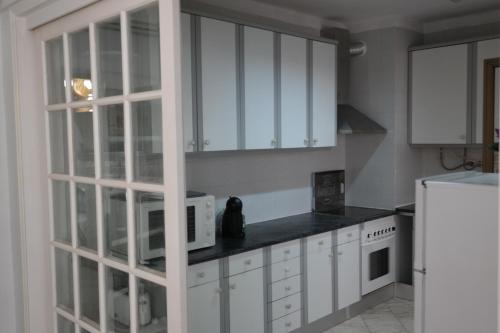 Kuchyň nebo kuchyňský kout v ubytování JB-APARTMENT