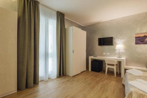a living room with a desk and a table at Le Vele di Balestrate in Balestrate