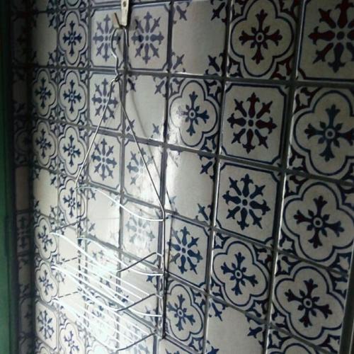 a blue and white tiled wall in a bathroom at Vila Engawa Flats in Itacaré
