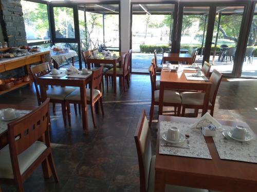 Un restaurant u otro lugar para comer en Posada Piedras Del Sol