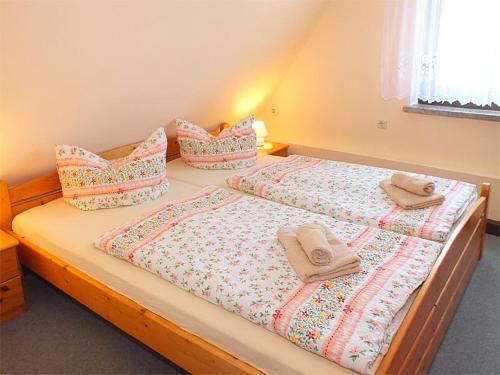 - une chambre avec 2 lits et des serviettes dans l'établissement FH Schmidt, à Hohnstein