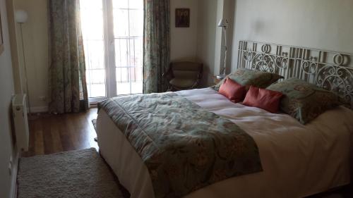 Un dormitorio con una cama grande con almohadas. en Casona Valpo, en Valparaíso