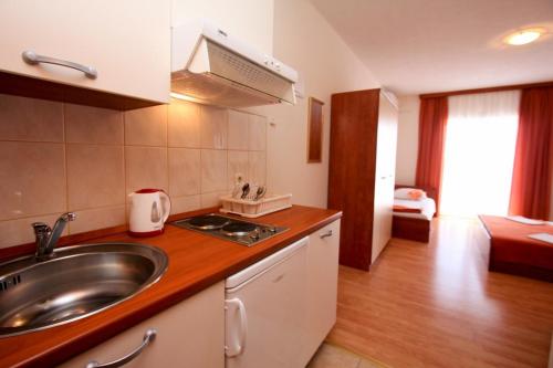 eine Küche mit einer Spüle und einer Arbeitsplatte in der Unterkunft Apartments Duki in Gradac