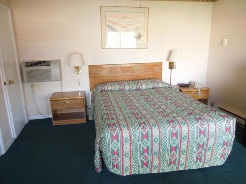 Un pat sau paturi într-o cameră la Value Inn East Stroudsburg
