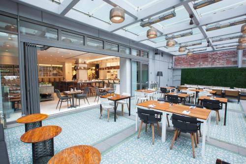a dining room filled with tables and chairs at INNSIDE by Melià New York Nomad in New York