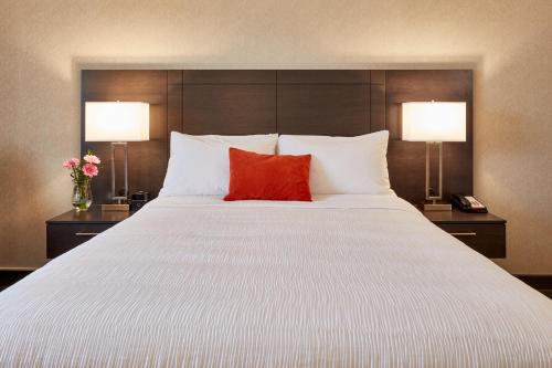 Ein Bett oder Betten in einem Zimmer der Unterkunft Travelway Inn Sudbury
