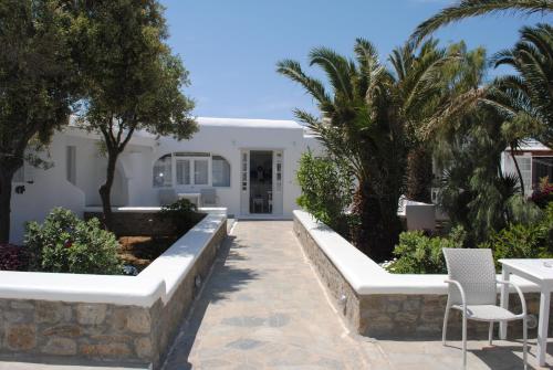 a view of the front of the house at Hotel Milena in Mýkonos City
