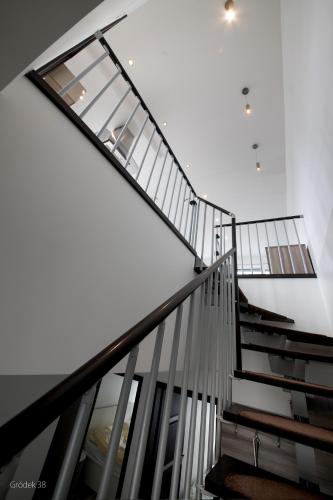 a staircase with glass railings in a house at Apartment Słoneczny Gródek 38 in Gródek Nad Dunajcem