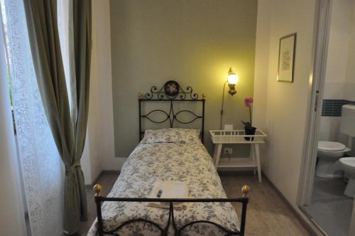 a small bedroom with a bed and a bathroom at Il Moscondoro di MZ in Bologna