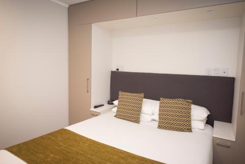 Postel nebo postele na pokoji v ubytování Quest on Johnston Serviced Apartments