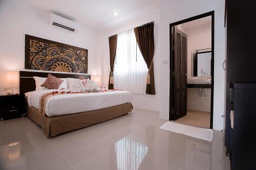 Un pat sau paturi într-o cameră la Lux Family Villas Krabi Ao Nang