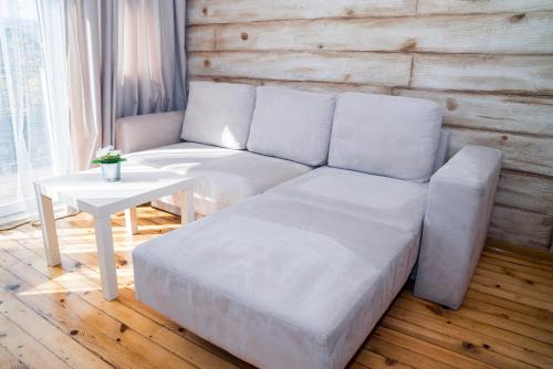 um sofá branco numa sala de estar com uma mesa em Sofia Central Luxury Apartment em Sófia