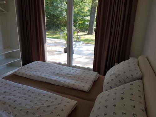Säng eller sängar i ett rum på Ferienwohnung Bad Kösen