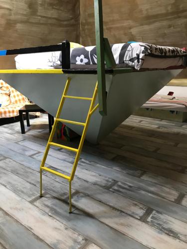 a bunk bed with a ladder in a room at Hotel sebarozvoja s možnosťou získania poznania a inšpirujúcich prostriedkov na uplatňovanie vedomia, premenu seba a prostredia interiéru in Bratislava