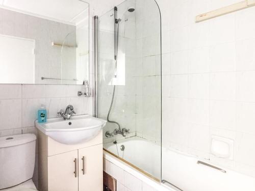 een badkamer met een wastafel, een toilet en een douche bij Alimama Spaces: Chelsea Pad in Johannesburg