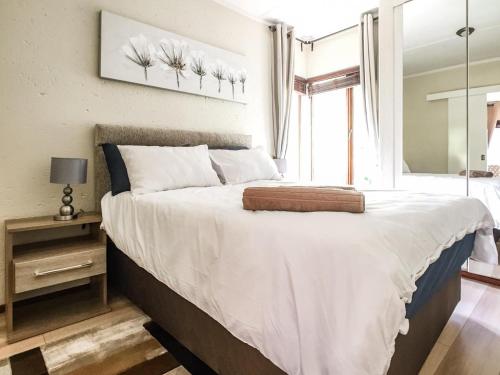 מיטה או מיטות בחדר ב-Alimama Spaces: Chelsea Pad