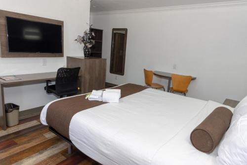 Katil atau katil-katil dalam bilik di Value Inn Bellflower