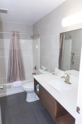 Bilik mandi di Value Inn Bellflower