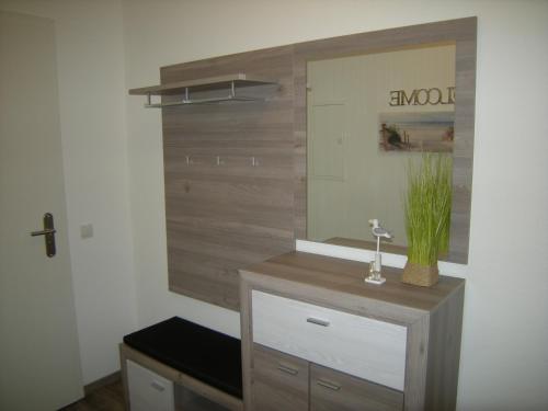 ホールマージールにあるNorderloogのバスルーム(洗面台、鏡付)
