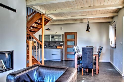 スタラー・レスナーにあるHoliday House Sabala 2のソファとテーブルのあるリビングルーム