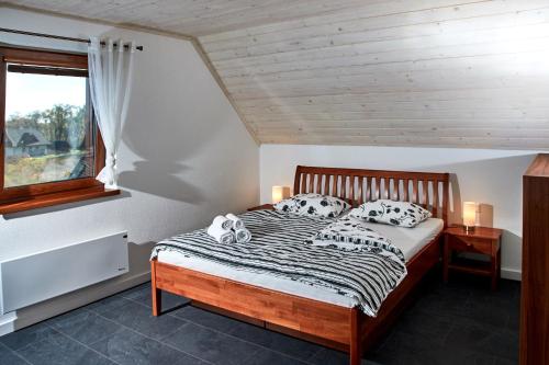 スタラー・レスナーにあるHoliday House Sabala 2のベッドルーム1室(枕付きのベッド1台、窓付)