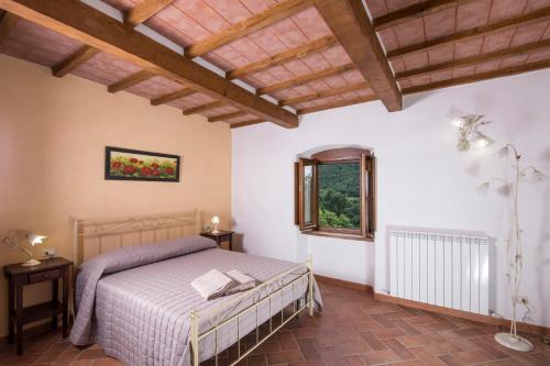 una camera con letto e soffitto in legno di Antichi Sentieri a Serravalle