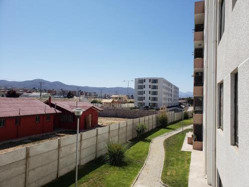 una vista de una ciudad desde un edificio en Depto Piso 4 Altos del Brillador, en La Serena