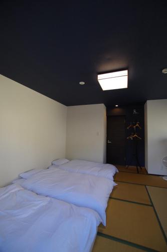 Ein Bett oder Betten in einem Zimmer der Unterkunft Cinnamon Guesthouse Dogo