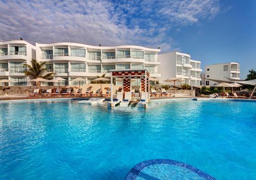 Πισίνα στο ή κοντά στο VPX Hotel