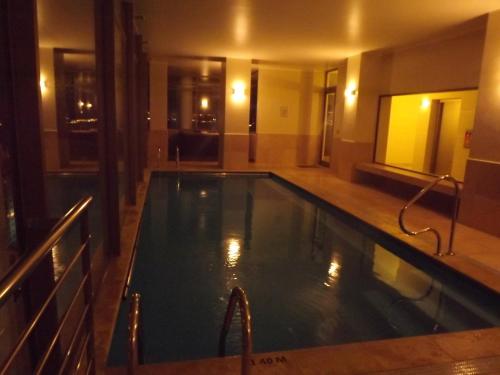 a large swimming pool in a hotel room at Departamento En Viña Del Mar in Viña del Mar