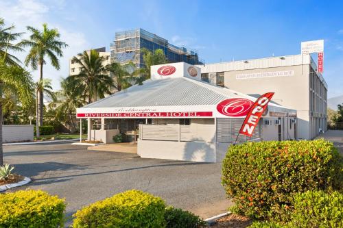 Rockhampton Riverside Central Hotel Officialに飾ってある許可証、賞状、看板またはその他の書類