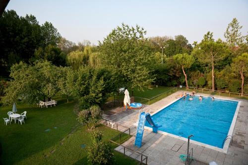 an overhead view of a swimming pool in a yard at Relais Leon d'Oro in Mirano