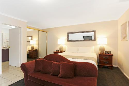 Säng eller sängar i ett rum på Quality Inn & Suites The Menzies