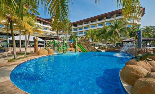 una piscina en un complejo con un tobogán de agua en Swiss-Garden Beach Resort, Kuantan en Kuantan