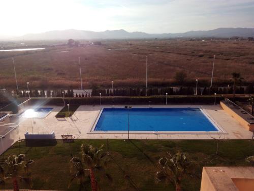 an overhead view of a large swimming pool at Apartmento playa Almarda. Piscina&Parking in Almarda