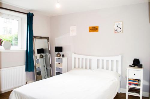 En eller flere senger på et rom på 2 Bedroom Apartment in Edinburgh with Private Garden