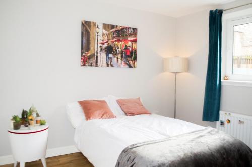 2 Bedroom Apartment in Edinburgh with Private Garden tesisinde bir odada yatak veya yataklar