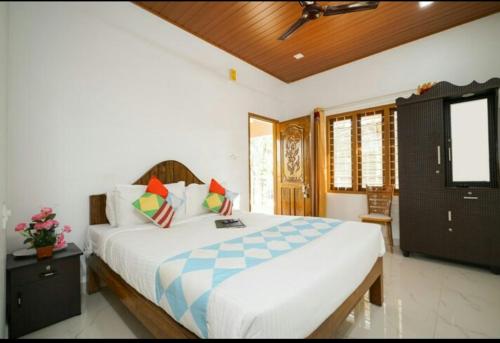 1 dormitorio con 1 cama grande en una habitación en Munnar Minds Homestay, en Munnar