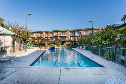 Kolam renang di atau dekat dengan Perth Ascot Central Apartment Hotel Official