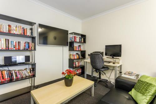 Perpustakaan di aparthotel ini