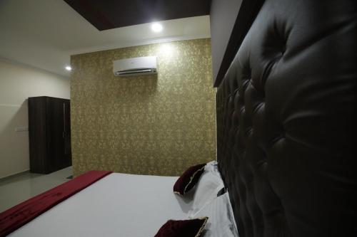 Postel nebo postele na pokoji v ubytování Shivalaya Residency