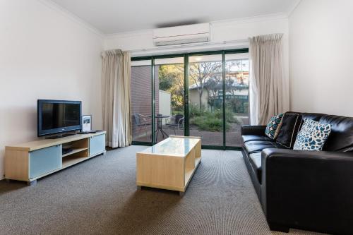 Televisyen dan/atau pusat hiburan di Perth Ascot Central Apartment Hotel Official