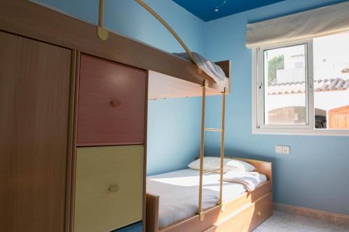 パルスにある3 bedroom house in Platja de Pals w/ garden and shared pool (H35)のベッドルーム1室(二段ベッド2台、窓付)が備わります。