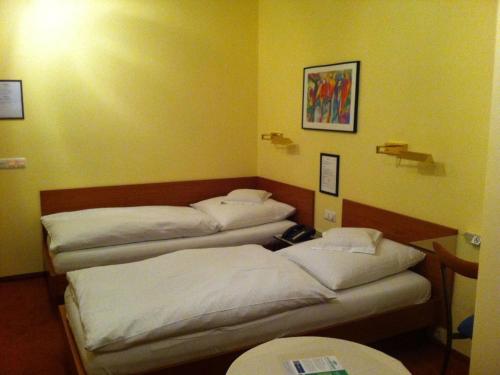 um quarto com quatro camas alinhadas em Hotel Die Post em Offenbach