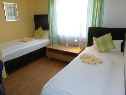Ein Bett oder Betten in einem Zimmer der Unterkunft Stadt-Hotel Bad Hersfeld